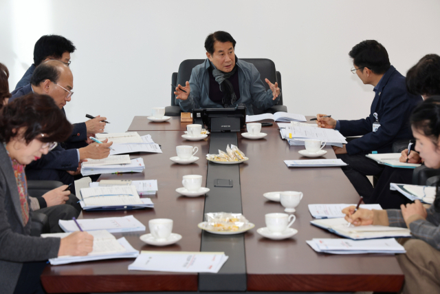 20일 오전 경남 양산시청에서 나동연 양산시장(가운데)이 국·소장 및 주요 부서장들과 정례 티타임을 열고 주요 시정 현안을 점검하고 있다. [사진=양산시]