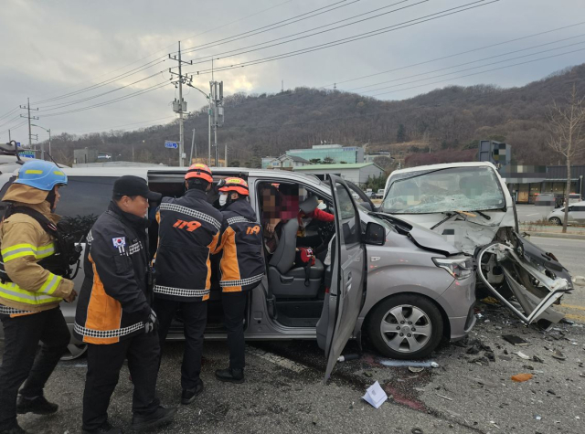 상주시 만산동 3번 국도에서 1t 포터와 스타렉스 승합차가 정면으로 충돌했다. 상주소방서 제공