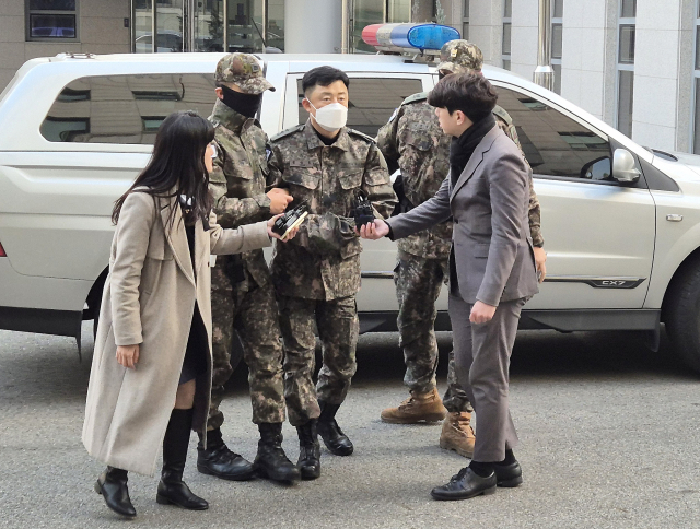 12·3 비상계엄 사태 당시 중앙선거관리위원회에 병력을 투입하고 사전모의에 가담한 혐의를 받는 문상호 정보사령관이 20일 오후 서울 중앙지역군사법원에서 영장실질심사에 출석하기 위해 법정으로 향하고 있다. 연합뉴스