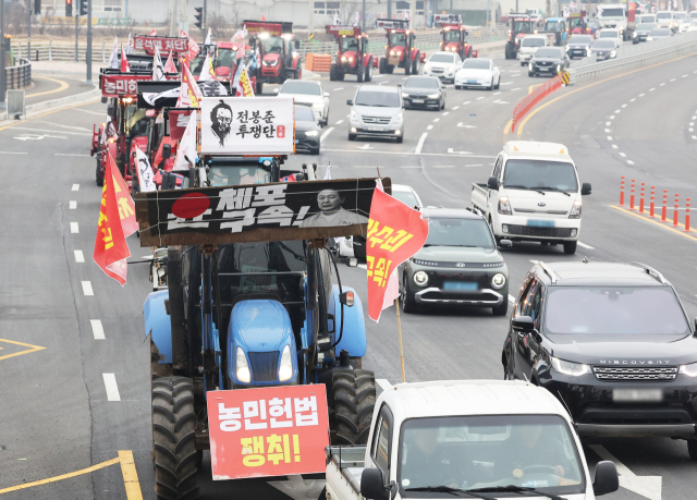 트랙터와 트럭 수십 대를 몰고 상경 행진 중인 전국농민회총연맹 전봉준 투쟁단이 20일 오후 경기도 평택시 경기대로 진위역 인근을 지나고 있다. 연합뉴스