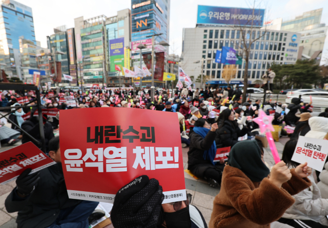 21일 오후 울산시 남구 롯데백화점 앞 광장에서 윤석열퇴진 울산운동본부 주최로 열린 울산시민대회에서 시민들이 윤석열 대통령에 대한 즉각 체포와 파면을 촉구하며 구호를 외치고 있다. 연합뉴스