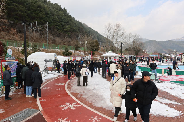 봉화 분천산타마을 개장식에 많은 인파가 몰려 인산인해를 이뤘다. 봉화군 제공