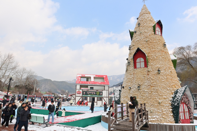 봉화 분천산타마을 개장식에 많은 인파가 몰려 인산인해를 이뤘다. 봉화군 제공