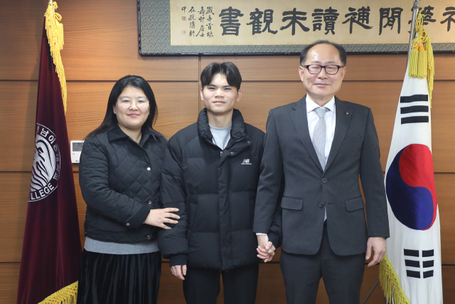 조명근 씨(가운데)가 이재용 총장(오른쪽), 김윤정 학과장과 기념사진을 촬영하고 있다. 영남이공대 제공