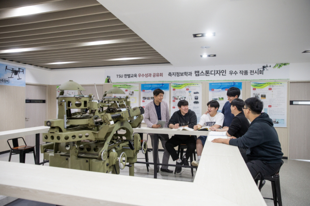 대구과학대 측지정보과 학생들이 실습을 하고 있다, 대구과학대 제공