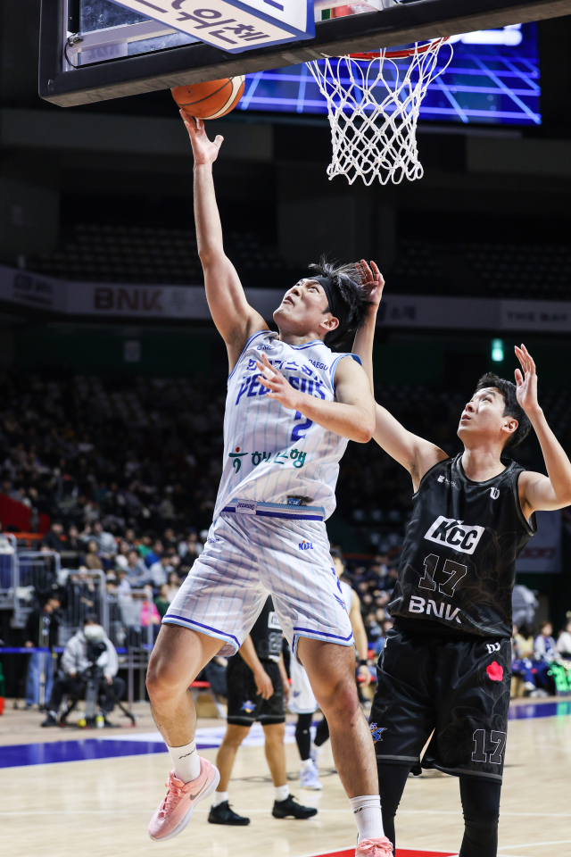 대구 한국가스공사 페가수스의 신승민이 22일 부산 사직체육관에서 열린 2024-2025 KBL 3라운드 부산 KCC 이지스와의 경기에 출전해 골밑슛을 시도하고 있다. KBL 제공