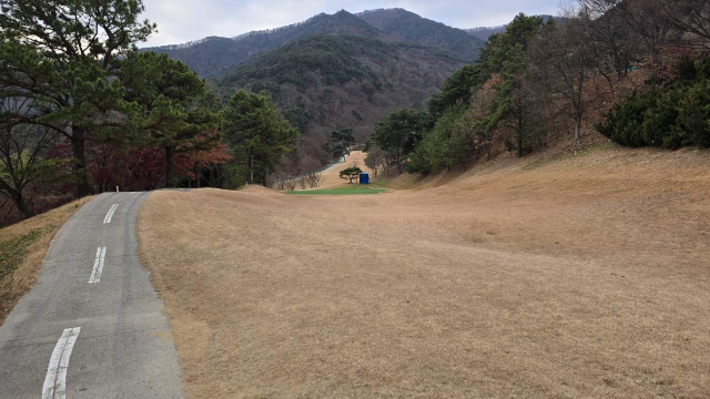 주중 저렴한 그린피로 내장객을 맞이하고 있는 골프존카운티 청통CC의 야간 3부 라운딩 모습. 청통CC 제공