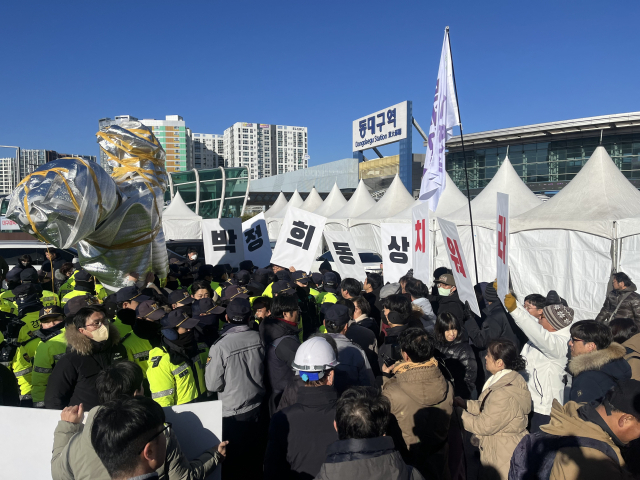 22일 오후 2시 동대구역 광장에서 박정희 우상화 반대 범시민운동본부와 경찰 간 충돌이 발생했다.