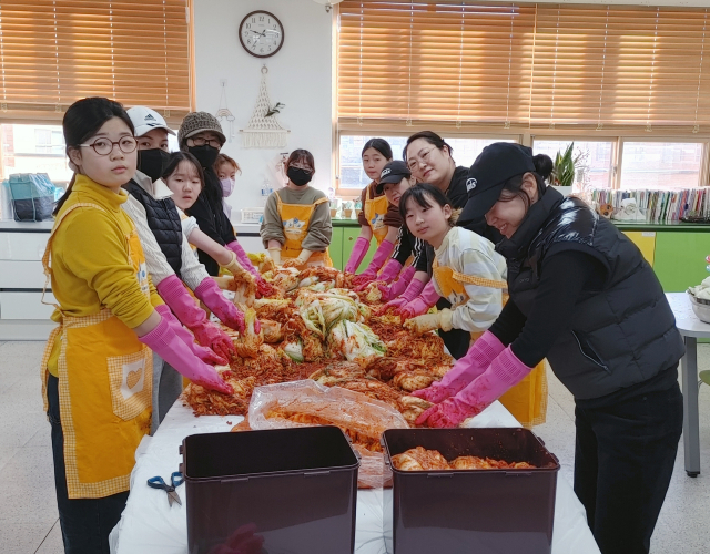 안동영호초등학교 학생들이 지역 내 어려운 이웃을 위해 교내에서 학부모들과 함께 김장 봉사를 진행하고 취약 가구에 전달했다. 사진은 김장하는 모습. 안동영호초 제공