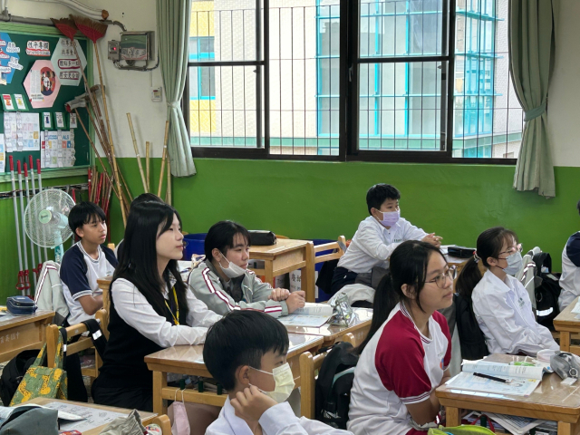 영주여자중학교 학생들이 대만 타이중시립 육영국민중학교를 방문해 현지 학생들과 함께 수업을 진행하고 있다. 영주여중 제공