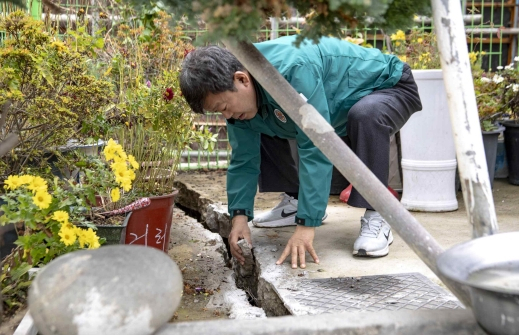 경북 울릉군 사동 일부지역에서 땅꺼짐 현상이 진행되고 있다. 남한권 군수가 민가 마당 일부가 침하하면서 발생한 균열을 확인하고 있다. 울릉군 제공