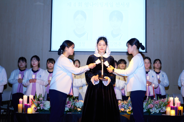 안동 예일메디텍고등학교 학생들이 지난 20일 영나이팅 게일 선서식에 참여해 촛불 점화를 하고 있다. 김영진 기자