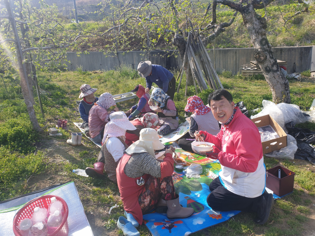 김주영 시의원이 지역구 주민들과 함께 세참을 즐기고 있다. 마경대 기자