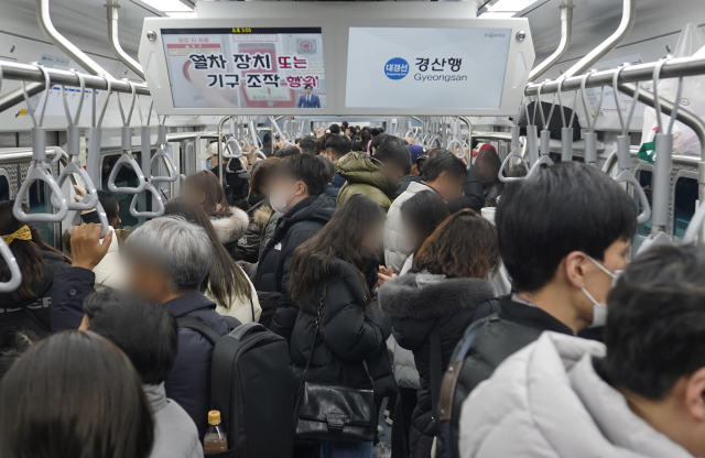 23일 서대구역에서 경산으로 향하는 대경선 열차가 이용객들로 발 디딜 틈 없이 붐비고 있다. 김영진 기자 kyjmaeil@imaeil.com