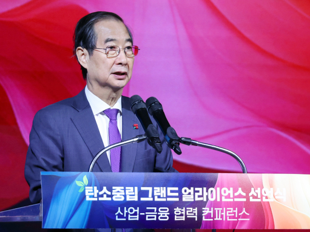 한덕수 대통령 권한대행 국무총리가 23일 서울 용산구 그랜드 하얏트 호텔에서 열린 탄소중립 그랜드 얼라이언스 선언식에서 개회사를 하고 있다. 연합뉴스