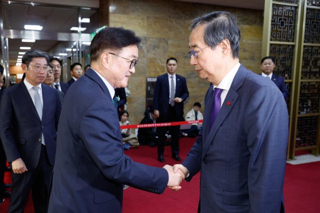 우원식 국회의장(왼쪽)과 한덕수 대통령 권한대행 국무총리가 15일 오후 국회에서 만나 인사하고 있다. 연합뉴스