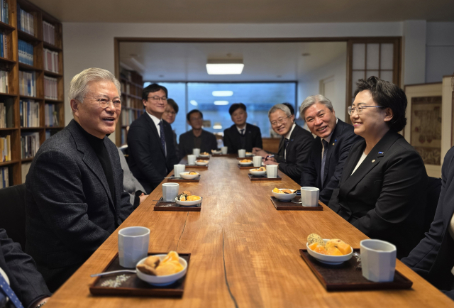 김선민 조국혁신당 대표 권한대행(오른쪽)이 24일 경남 양산 평산마을을 찾아 문재인 전 대통령을 예방하고 있다. 연합뉴스