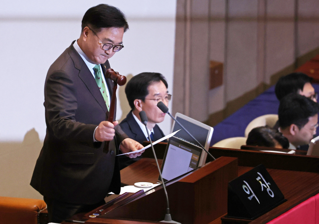 우원식 국회의장이 14일 국회에서 윤석열 대통령 탄핵소추안 가결을 선포하고 있다. 연합뉴스