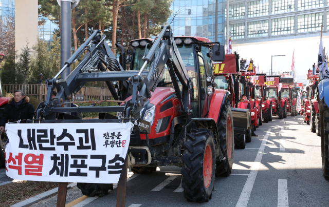 트랙터와 트럭 수십 대를 몰고 상경 행진 중인 전국농민회총연맹 전봉준 투쟁단 소속 농민들이 19일 오후 정부세종청사 농림축산식품부 앞에서 