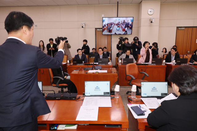 24일 오전 국회에서 열린 법제사법위원회 전체회의에서 더불어민주당 박균택 의원, 국민의힘 조배숙 의원 등 여야 의원들이 언쟁을 벌이고 있다. 연합뉴스