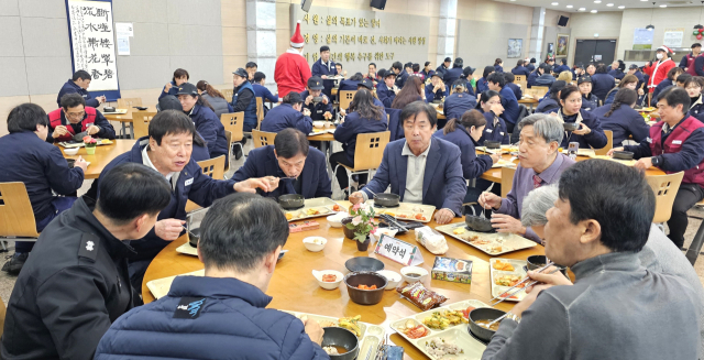 자동차부품기업 금창 임직원들이 지역 주민과 협력업체 대표 등을 초청해 갈비탕을 대접하며 나눔 송년회를 갖고 있다. 금창 제공