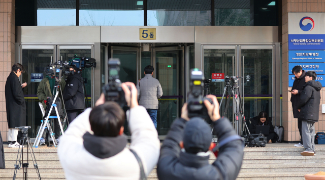 고위공직자범죄수사처(공수처)가 윤석열 대통령에게 통보한 2차 소환일인 25일 오전 경기 정부과천청사 공수처 모습. 공수처는 윤 대통령에게 이날 오전 10시까지 출석해 줄 것을 요청했으나 대통령 측은 이날 출석하지 않았다. 연합뉴스