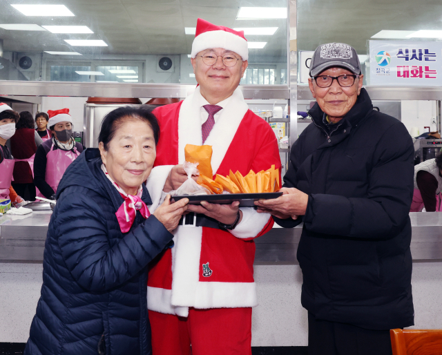 칠곡군 무료급식소 칠곡사랑의집을 이용하는 어르신들이 지난 24일 자신보다 어려운 이웃을 돕기 위해 모은 지폐와 동전 110만원을 김재욱 군수에게 전달하고 있다. 칠곡군 제공