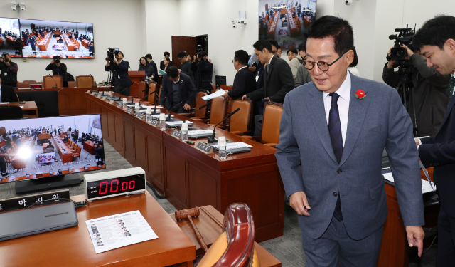 18일 오전 국회에서 더불어민주당 등 야당 주도로 열린 헌법재판관 인사청문특별위원회에 교체된 박지원 위원장이 입장하고 있다. 국민의힘은 국회 몫 헌법재판관 3명을 한덕수 대통령 권한대행 국무총리가 임명할 수 없다며 당초 특위 위원장을 맡기로 돼 있던 정점식 의원을 비롯해 회의에 불참했다. 연합뉴스