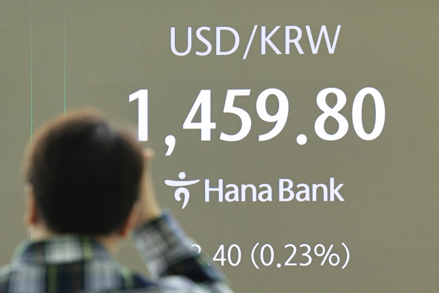 26일 오전 서울 중구 하나은행 본점 딜링룸에서 딜러들이 업무를 보고 있다. 이날 코스피는 전 거래일보다 9.00p 오른 2,449.52로 개장했다. 원/달러 환율은 1.2원 내린 1,455.2원으로 시작해 상승 전환, 코스닥지수는 4.10p(0.60%) 오른 684.21로 시작했다. 연합뉴스