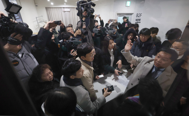 26일 서울 서초구 한국컨퍼런스센터에서 김용현 전 국방부 장관 변호인단이 기자회견을 연 가운데 주최 측에서 특정 언론들의 출입을 막자 해당 취재진이 항의하고 있다. 연합뉴스