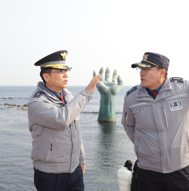 김철문 경북경찰청장이 26일 포항 호미곶 해맞이 광장을 찾아 인파 관리 대책 등을 점검하고 있다. 경북경찰청 제공.