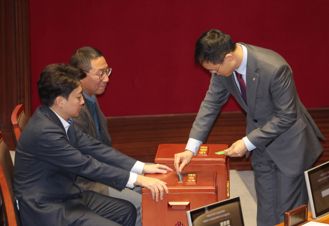 국민의힘 김상욱 의원이 26일 국회 본회의에서 마은혁, 정계선, 조한창 헌법재판소 재판관 선출안에 투표하고 있다. 연합뉴스