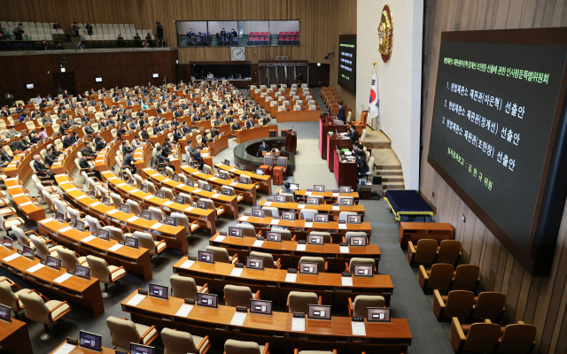 26일 국회 본회의에서 마은혁, 정계선, 조한창 헌법재판소 재판관 선출안이 야당 주도로 상정되고 있다. 국민의힘은 한덕수 대통령 권한대행 국무총리에게 임명 권한이 없다는 점을 들어 표결에 불참했다. 연합뉴스