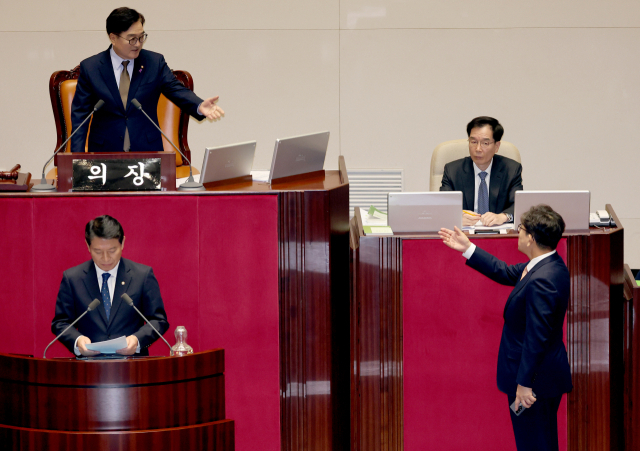 국민의힘 권성동 당 대표 권한대행 겸 원내대표가 26일 국회 본회의에서 조인철 위원의 제안설명 및 심사보고 때 우원식 국회의장에게 항의하고 있다. 연합뉴스