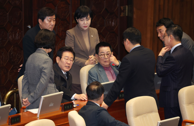 이재명 더불어민주당 대표가 26일 마은혁, 정계선, 조한창 헌법재판소 재판관 선출안이 상정되는 국회 본회의장에서 박지원, 추미애 의원 등 당 지도부와 대화하고 있다. 연합뉴스