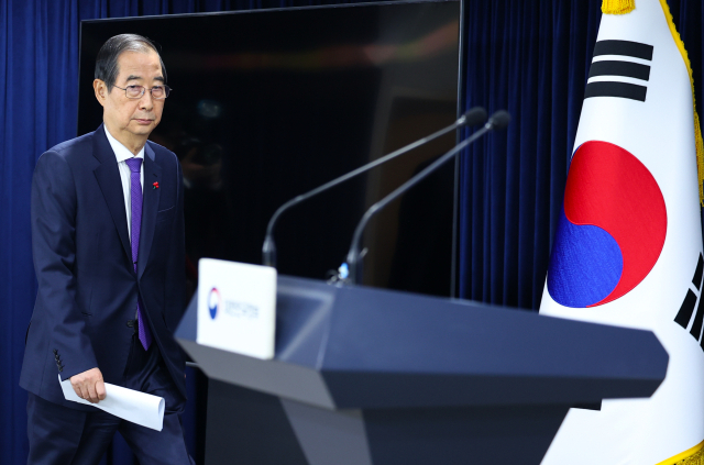 한덕수 대통령 권한대행 국무총리가 26일 대국민담화 발표를 위해 서울 종로구 정부서울청사 기자회견장에 들어서고 있다. 연합뉴스