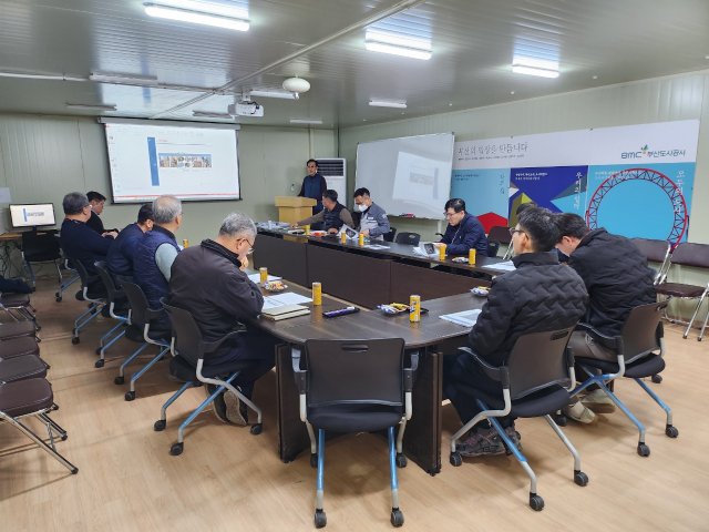 부산도시공사가 지난 23일 일광지구 4BL 통합공공임대주택 환기설비, 도시가스공사 건설현장 관계자를 대상으로 안전사고 예방을 위한 안전시공보고회를 진행하고 있다. [사진=부산도시공사]