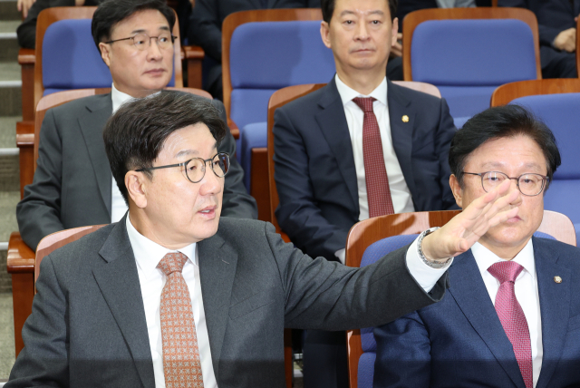 국민의힘 권성동 대표 권한대행 겸 원내대표가 27일 오전 서울 여의도 국회에서 열린 비상의원총회에 참석해 있다. 연합뉴스