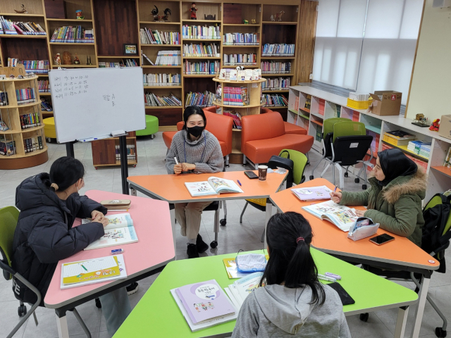 한국어강사들이 다문화가정 학생들과 수업하는 모습. 대구시교육청 제공.