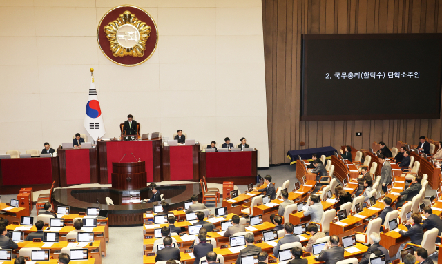 우원식 국회의장이 27일 오후 국회 본회의에서 한덕수 대통령 권한대행 국무총리 탄핵소추안을 상정하고 있다. 연합뉴스