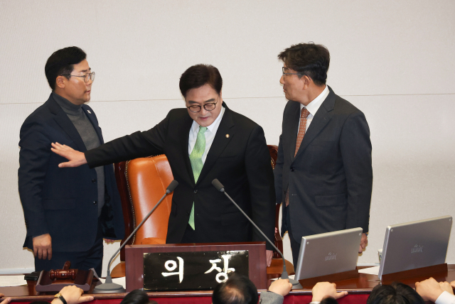 우원식 국회의장(가운데), 국민의힘 권성동 원내대표(오른쪽), 더불어민주당 박찬대 원내대표가 27일 오후 국회 본회의에서 한덕수 국무총리 탄핵소추안을 두고 다투고 있다. 연합뉴스