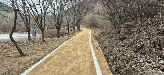 의성군은 천년고찰 고운사에서 최치원문학관으로 이어지는 맨발걷기길을 총 연장 1.8km로 확장하고 세족시설 등을 추가 설치했다. 의성군 제공.