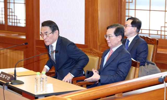 윤석열 대통령의 탄핵심판 사건 첫 번째 변론준비기일인 27일 윤석열 대통령의 법률대리인인 배보윤, 배진한, 윤갑근 변호사가 서울 종로구 헌법재판소 소심판정에 입장하고 있다. 연합뉴스