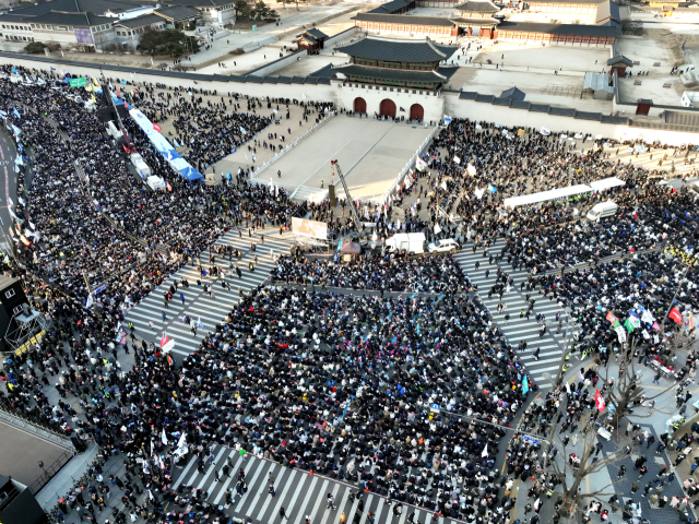 28일 오후 서울 광화문 삼거리에서 윤석열즉각퇴진·사회대개혁 비상행동 주최 대통령 퇴진 집회가 열리고 있다. 연합뉴스