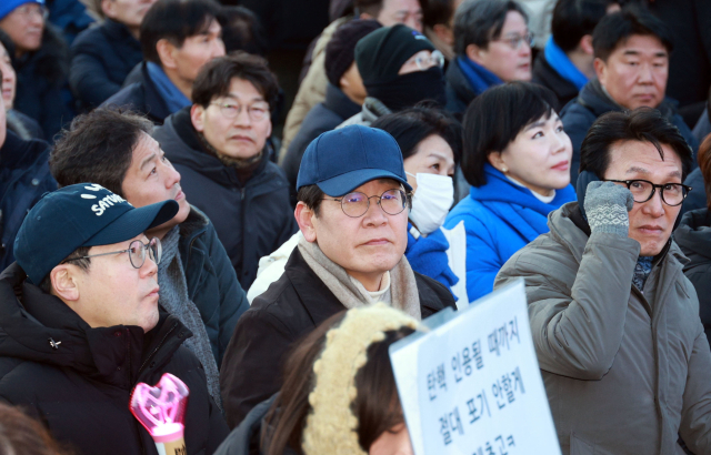 더불어민주당 이재명 대표가 28일 서울 종로구 경복궁 인근에서 윤석열즉각퇴진·사회대개혁 비상행동 주최로 열린 촛불 집회에서 박찬대 원내대표, 김민석 최고위원등과 함께 공연을 보고 있다. 연합뉴스