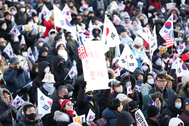 28일 서울 종로구 광화문 동화면세점 앞에서 대한민국바로세우기국민운동본부(대국본) 주최로 열린 