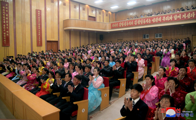 김정은 북한 국무위원장 최고사령관 추대 13주년을 기념하는 경축모임이 지난 26일 근로단체들에서 진행됐다고 조선중앙통신이 27일 보도했다. 연합뉴스