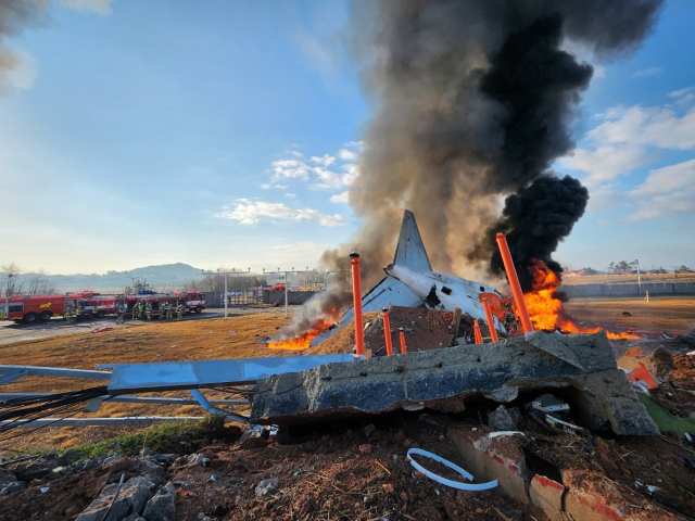 29일 오전 전남 무안군 무안공항에서 승객 175명을 태운 여객기가 착륙 중 공항 벽과 충돌해 불길이 솟아오르고 있다. 연합뉴스