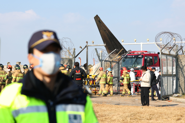 29일 오후 전남 무안군 무안국제공항에서 발생한 항공기 충돌폭발사고 현장에서 소방대원들이 구조작업을 펼치고 있다. 연합뉴스