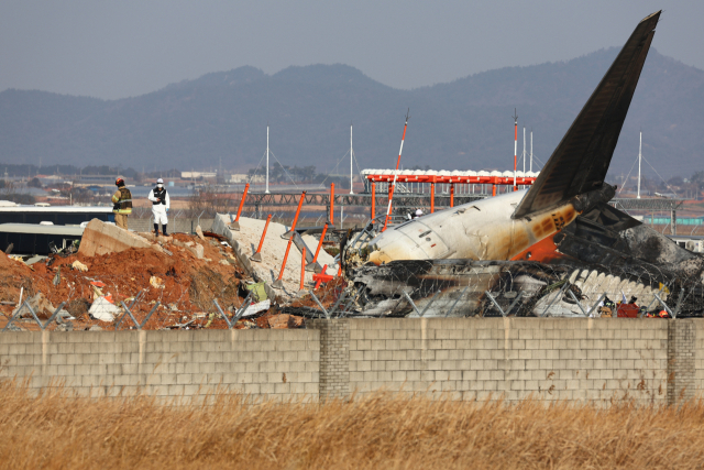 29일 오후 전남 무안군 무안국제공항에서 착륙 도중 충돌 후 폭발한 항공기의 잔해. 연합뉴스